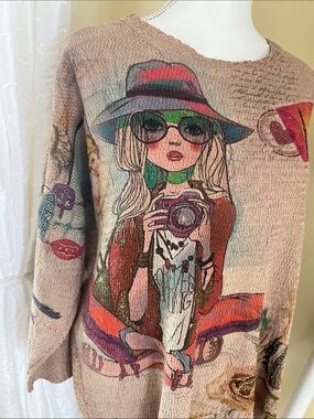 Beige Graphic Knit Women’s Top with Illustrated Traveler